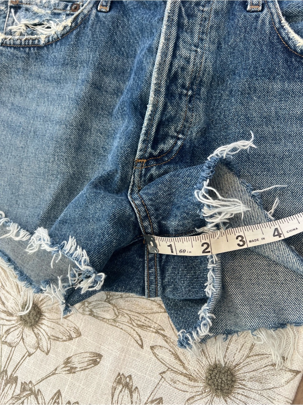Agolde Parker Medium Blue Distressed Denim Cutoff Shorts size 28 - Picture 9 of 9
